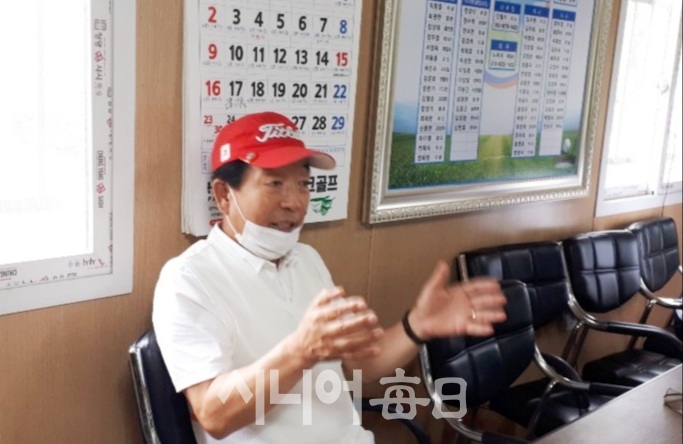지난 2일 협회 사무실에서 파크골프의 발전 방향을 역설하는 장효조(69) 수성구파크골프협회장. 이철락 기자