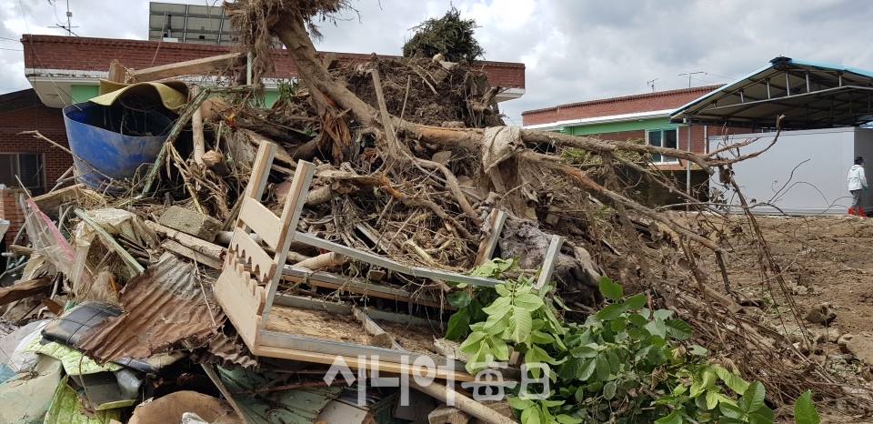 폭우로 집 앞에 가득 쌓인 잔해물. 권오섭 기자