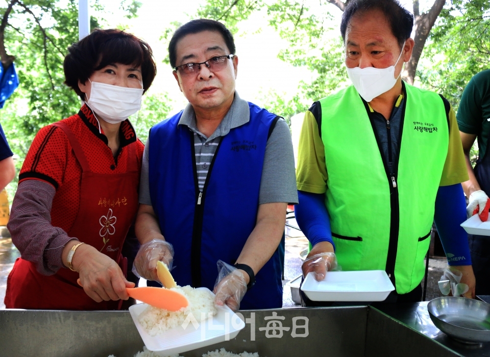 자원봉사자들과 함께한 시간/ 왼쪽부터 서현애, 최영진 대표, 오상우 씨. 이원선 기자