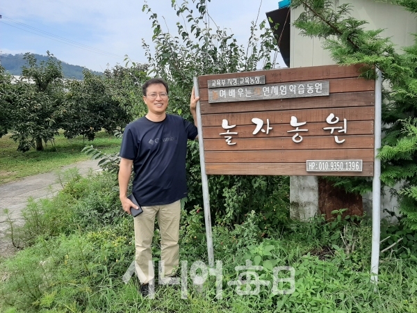 홍달표 대표씨가 농장을 소개하고 있다. 이흥우 기자