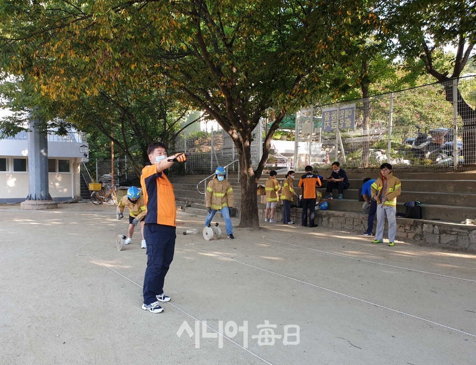 21일 오후 4시 대구수성소방서 의용소방대원들이 수성구민운동장에서 곽철호 홍보주임의 지도를 받으며 자체 훈련에 열중하고 있다. 이철락 기자