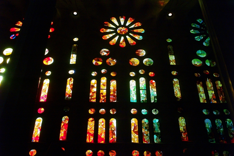 색유리를 타고 내려온 빛은 성당 내부를 밝히며 신비로운 느낌을 준다.    이성호 작가