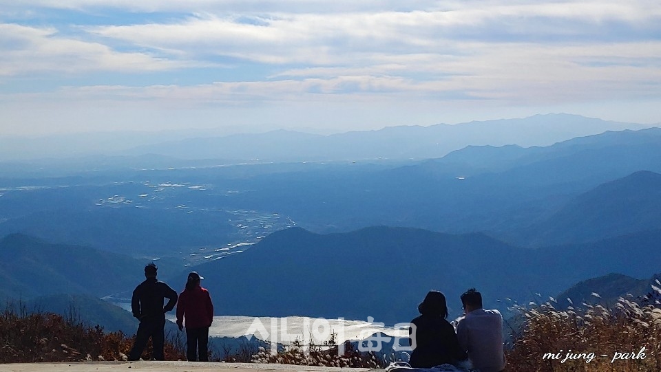 등산객들이 보현산 천문대 시루봉에서 아름다운 풍광을 내려다 보고 있다. 박미정 기자