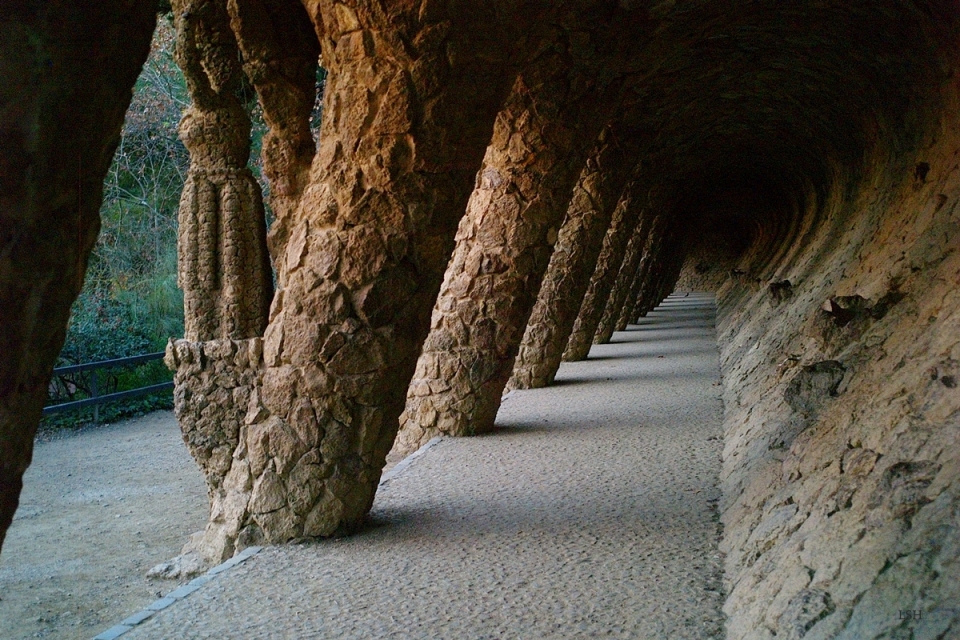 파도 동굴....광장을 받치는 기둥을 지나 내려오면 파도의 소용돌이 속에 있는 듯한 곳이 있다. 파도 동굴이다. 자연물을 이용한 가우디의 독창성이 엿보인다.      이성호 작가