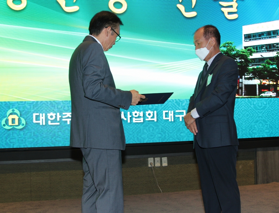 김관식 선거관리위원장(왼쪽)으로부터 당선증을 수여받고 있다.