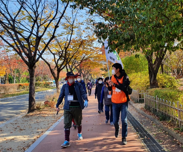 달서구노인대학 재학생과 졸업생 200여명이 4개조로 나눠서 두류공원일대(두류여울길)을 걷고 있다.   박영희 기자