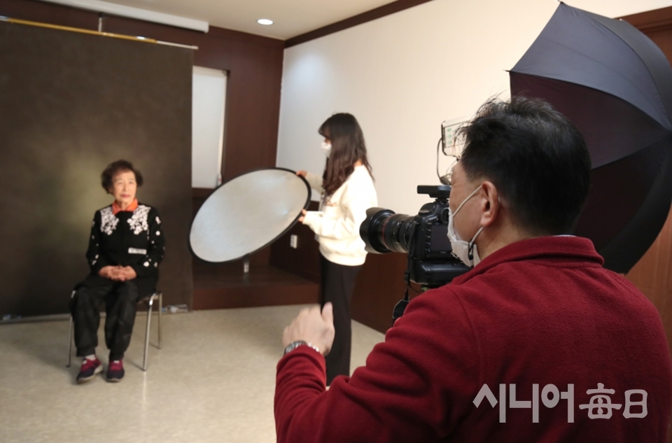 신중히 장수사진 촬영하고있는 김문환 작가  방종현 기자