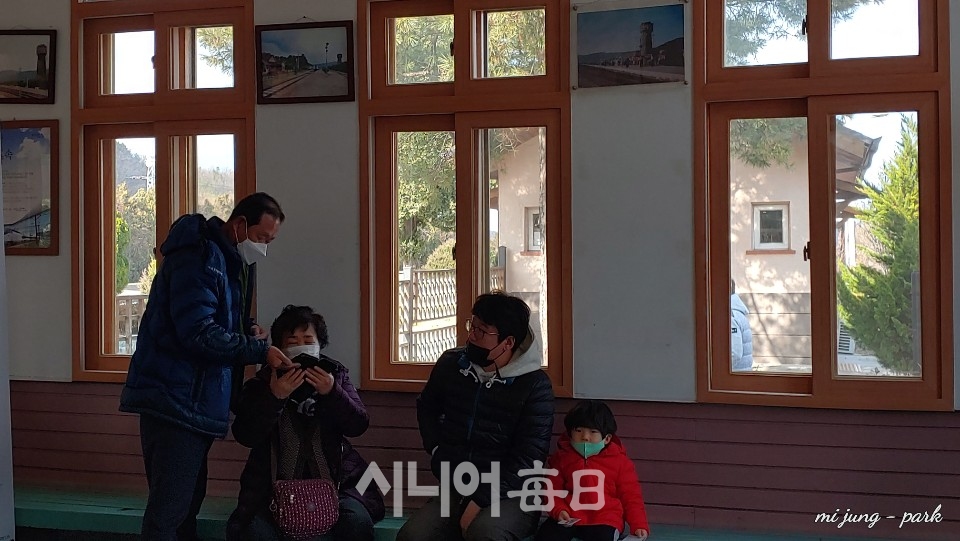 화본역 역사 내부에서 여행객이 쉬고 있다. 박미정 기자