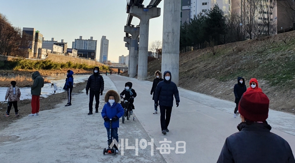 팔거천변 산채가는 시민들 -김정호 기자