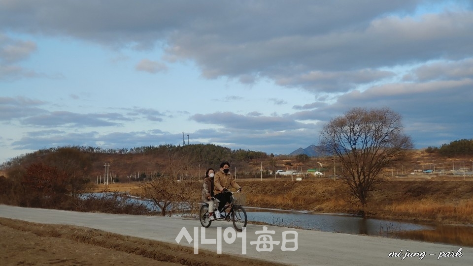 연인이 자전거를 타고 뚝방길을 달리고 있다. 박미정 기자