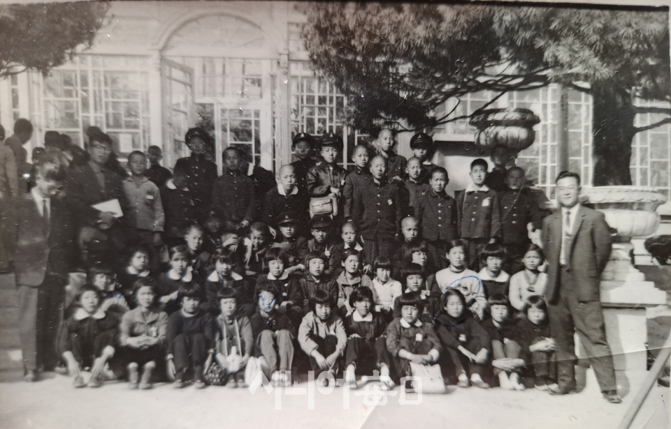 1962년 지금의 세종시 소정면 소정국민학교 6학년 시절 창경원 식물원 앞에서 찍은 수학여행 기념사진이다. 김황태 기자