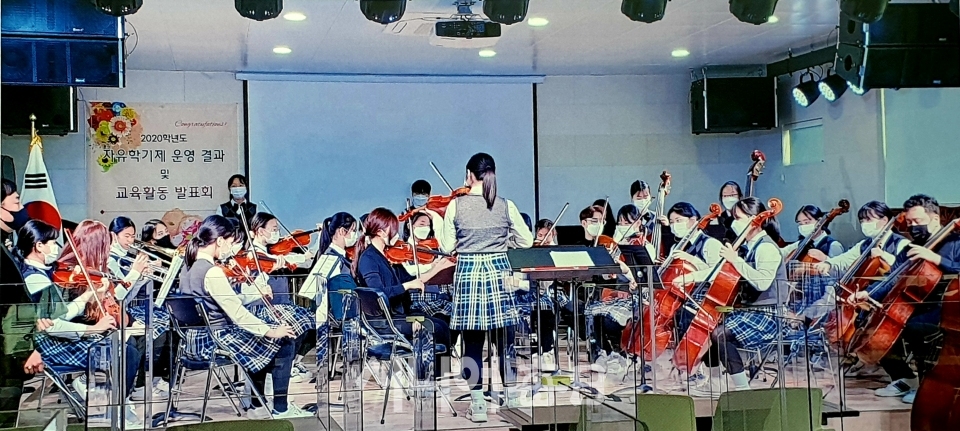 전교생25명이 챔버 오게스트라를 연주하고있다                            사진 학교재공