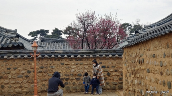 남평 문씨 본리세거지에서 가족이 사진을 찍고 있다. 박미정 기자