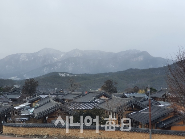 눈 덥힌 금원산 자락에 있는 황산마을. 평화롭게 느껴진다. 이승호 기자