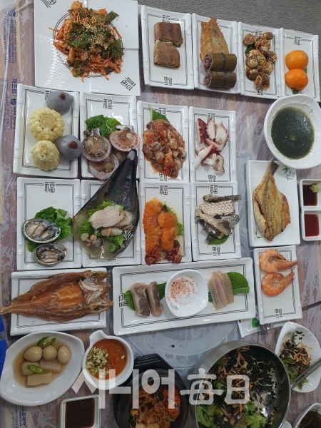 많은 종류의 해산물 요리는 나오는 뻘 낙지 요리전문집. 이승호 기자