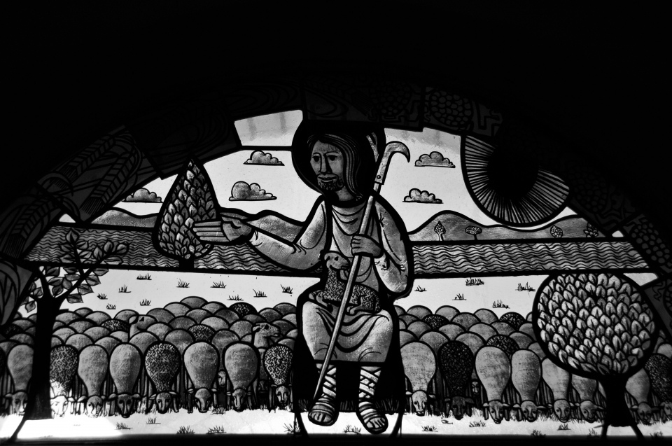 가실성당 반달형 창문에 장식된 색유리 그림. 예수를 양떼를 돌보는 ‘선한 목자’에 비유한 작품으로,독일의 유명한 색유리 작가 에기노 바이너트가 제작했다 .  이성호 작가