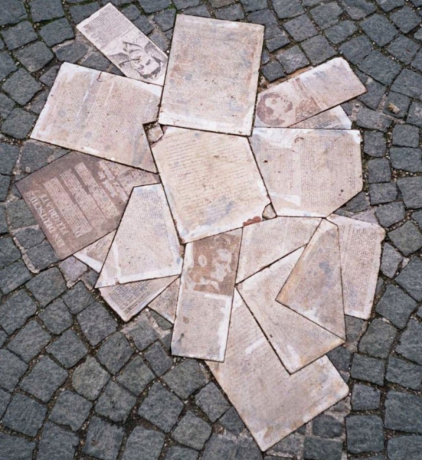 뮌헨대학 본관 앞 잔디밭에 설치되어있는 백장미단의 기념조각품이다. 그 당시 뿌린 전단지(삐라) 모양을 그대로 재현 하였다.위키백과
