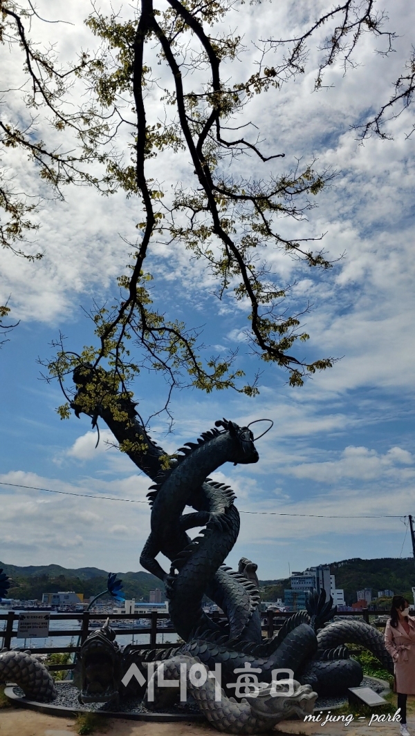 일본인 가옥거리 아홉 마리 용 조형물이 웅장하다. 박미정 기자