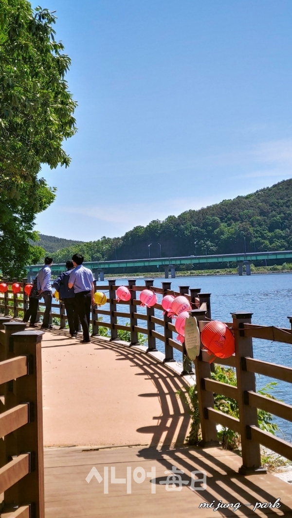 연등이 아름다운  황강 산책길을 여행객들이 걷고 있다. 박미정 기자