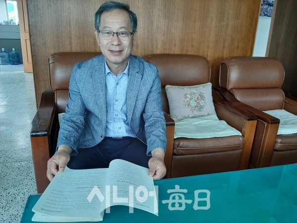 '김정현 대표'가 사무실에서 강의 자료를 검토 하고 있다. 이흥우 기자
