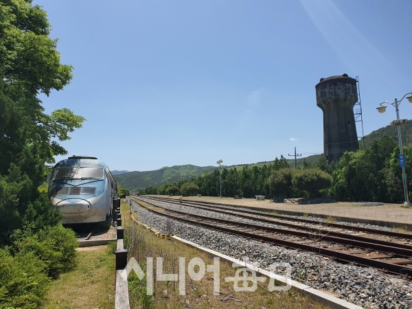 군위 산성면 화본역에 있는 급수탑과 커피집 기차. 이승호 기자