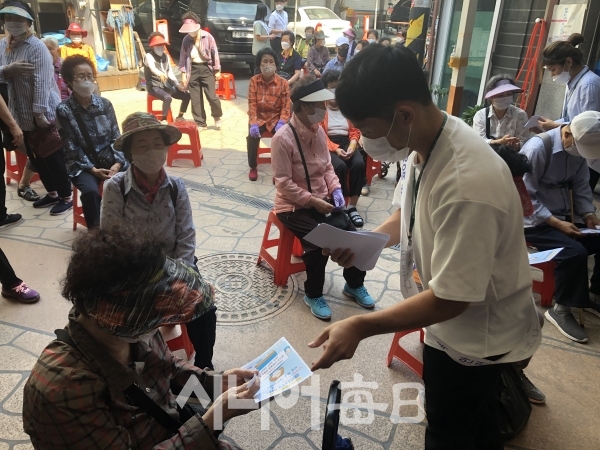 인근 시장을 찾아서 어르신들에게 '백신접종' 홍보를 하고 있다.   박영희 기자
