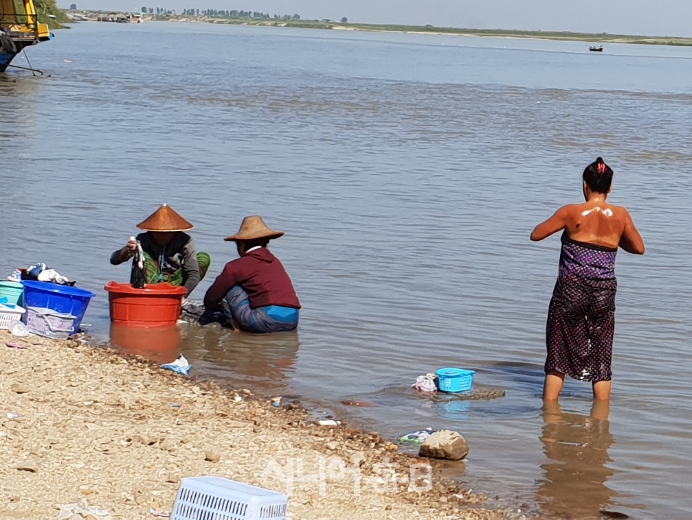 이라와디 강가에서는 목욕 하고 빨래 하는 여인들.  강지윤 기자
