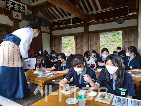 육신사 태고정에서 상원중학교 학생들이 민화 문자도 그리기 체험을 하고 있다. 권오훈기자