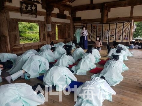 유네스코 세계문화유산으로 등재된 도동서원 중정당에서 상원중학교 학생들이 유복을 입고 절을 하며 선비체험을 하고있다. 권오훈기자