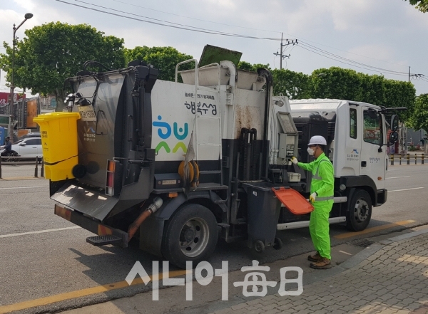 청소차 운전원이 음식물쓰레기 수거 시작 전 안전점검을 하고 있다. 수성구청