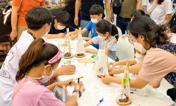 ‘2021년 대한민국 캠핑대전’을 관람 온 아이들이 인디언텐트 무드등을 만들고 있다. 수성구청