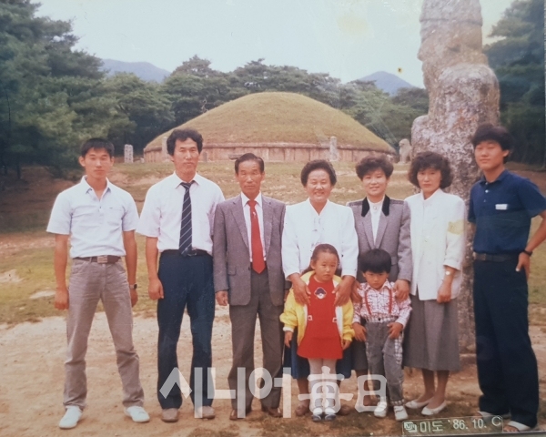 1986년 10월 정응해 씨 가족이 흥덕왕릉을 찾아 문인석 곁에서 찍은 사진이다. 정재용 기자