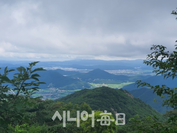 단석산 정상에서 보이는 건천읍 들녘과 선도산이 보인다. 오른쪽 멀리 삼각형 산이 선도산이다. 이승호 기자.