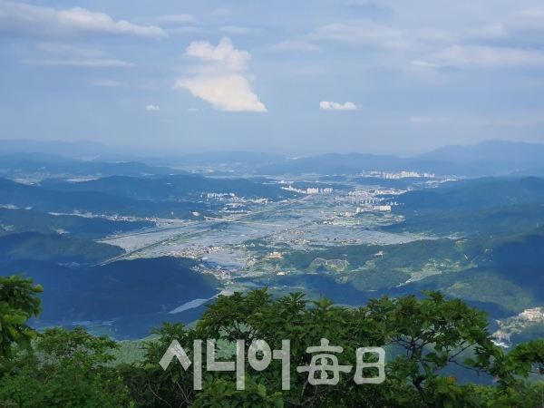 황악산 선유봉에서 바라본 아름다운  김천 시가지와 들녘. 이승호 기자