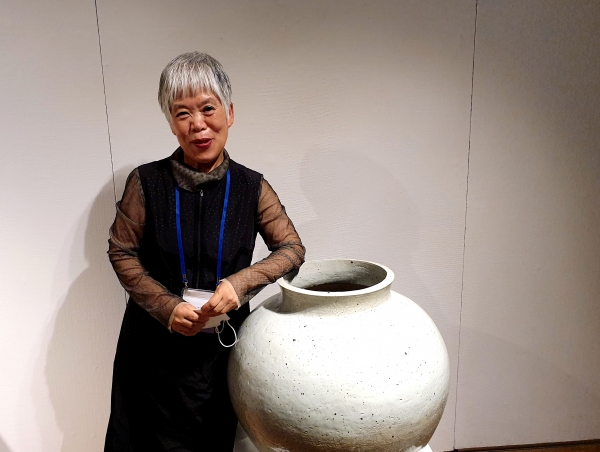 Jar: Chairman Kang Suck-soon, 55×55×68cm,   Reporter Kim Young-chang
