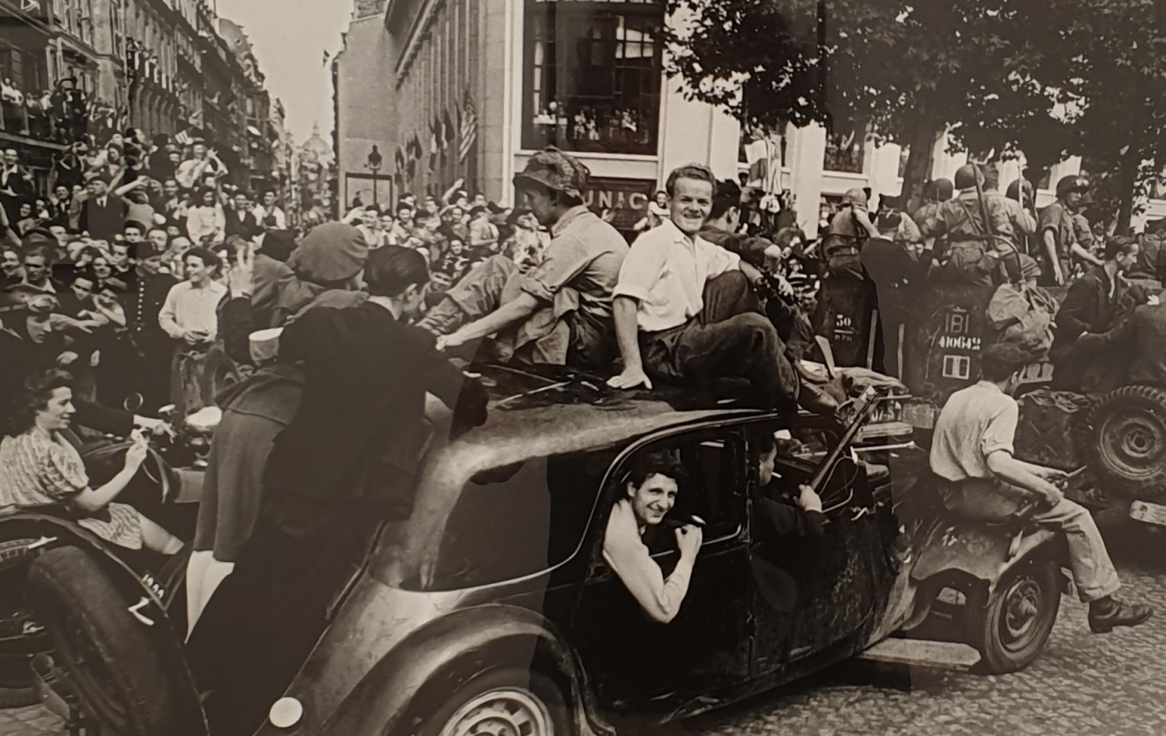 1944년 8월25일 4년간의 나치점령이 끝나고 파리는 해방 되었다. 해방의 기쁨에 파리 시민과 저항군, 연합군이 기쁨을 만끽하고 있다.