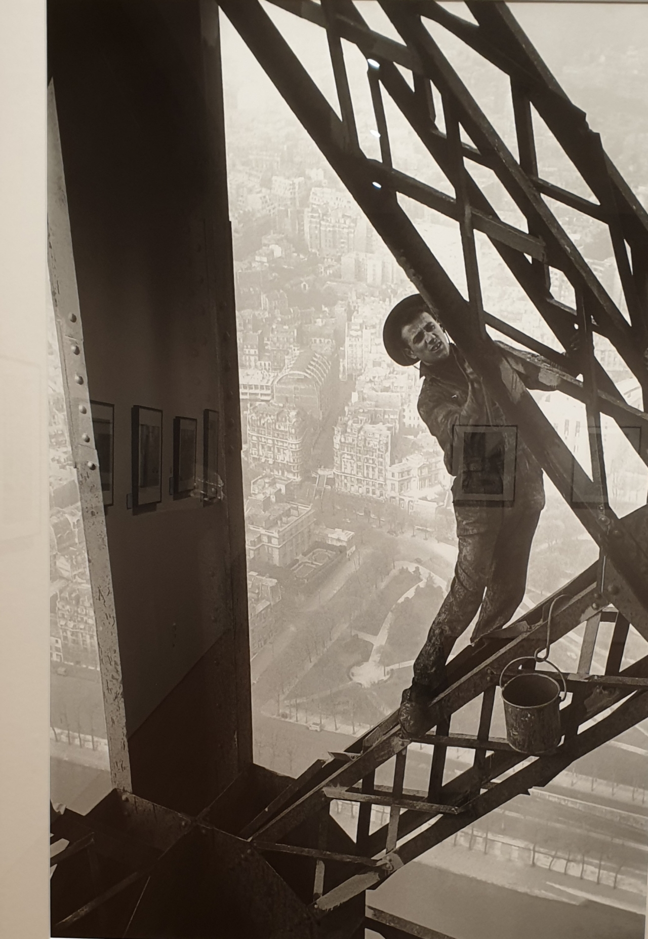 '마크 리부'의 대표작. 우연히 올려다본 에펠탑 위에서 도색 작업에 열중한 페인트공을 보고 바로 에펠탑에 올라가 안전 장치도 없이 목숨을 걸고 찍은 이 사진은 파리의 노동자의 현실과 도시의 우아함을 포착했다.