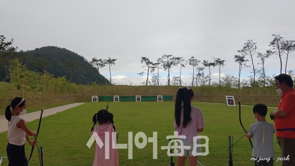 화랑체험마을, 국궁체험장에서 어린이들이 활쏘기 체험을 하고 있다. 박미정 기자