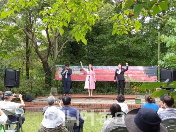 이민희 색소포니스트(왼쪽)의 반주에 맞춰 이현진 소프라노(가운데)와 김이영 테너가 ‘시월의 어느 멋진 날에’를 열창하고 있다. 이철락 기자