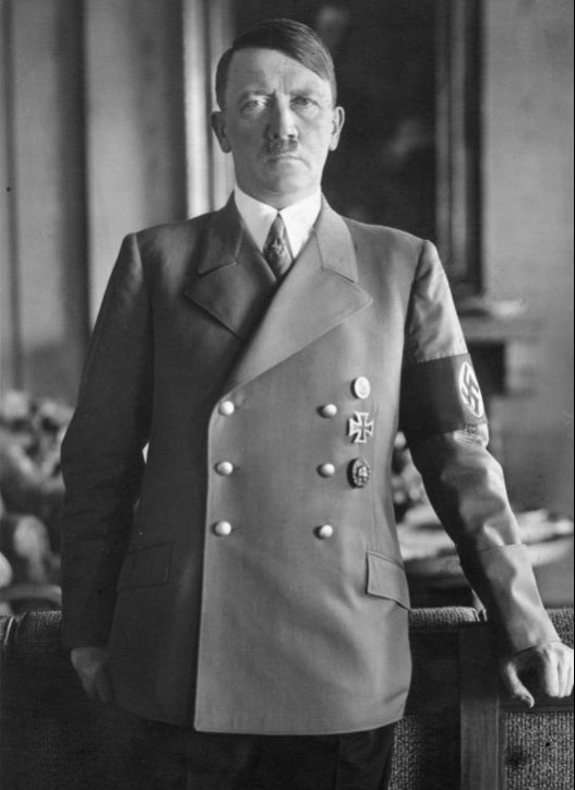 히틀러(1889-1945)는 독일의 대통령의 지위를 겸한 총통을 역임했다. 1944년 연합군이 베를린을 점령하고 독일군이 패망의 길을 걷자, 1945년 총통 관저 지하에서 아내와 함께 자살로 죽음을 맞이했다. 위키백과
