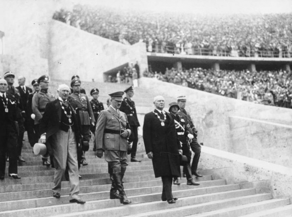 히틀러는 1936년 제 11회 올림픽을 독일 베를린에 유치한다. 그는 이 행사를 정치선전 수단으로 이용했다. 위키백과