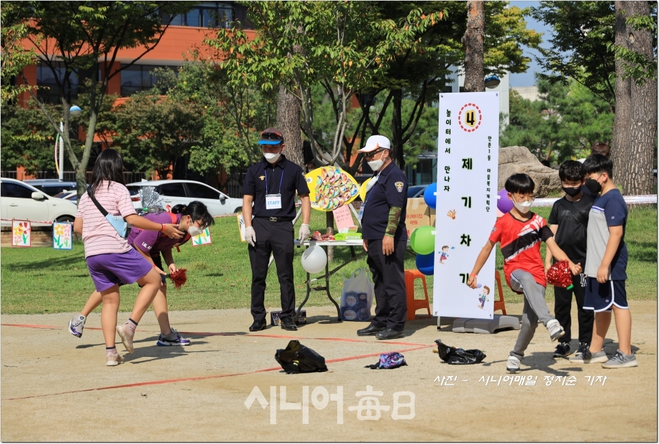 제기차기 코너에서 참가한 어린이들과 자율방범봉사대원들. 정지순 기자
