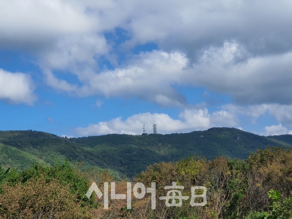통신탑이 보이는 최정산의 원경. 이승호 기자