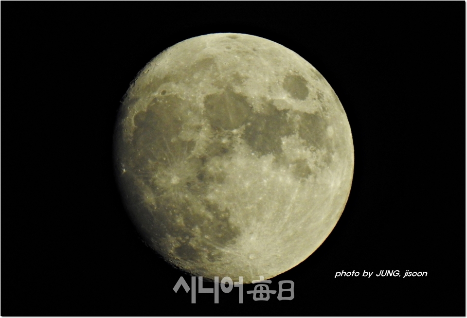 보름달을 이틀 앞둔 상현달. 정지순 기자