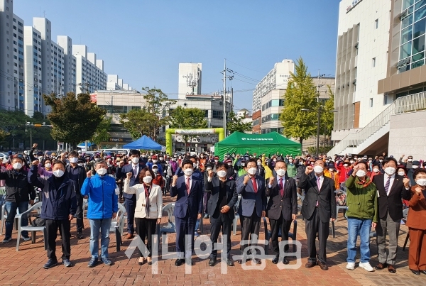 성서노인복지관 걷기대회에 참여한 200여명의 졸업생과 재학생들이 걷기에 앞서 기념 촬영을 하고 있다.   박영희 기자