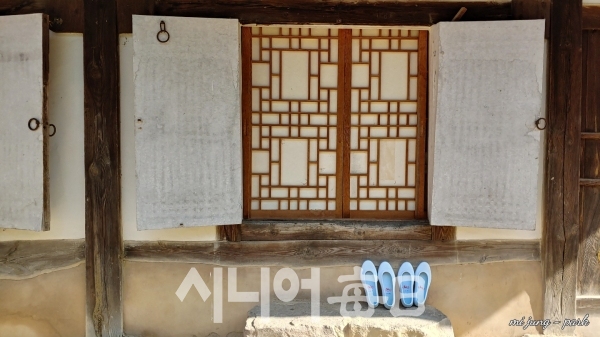 송소고택 나란히 놓인 고무신이 눈길을 끈다. 박미정 기자