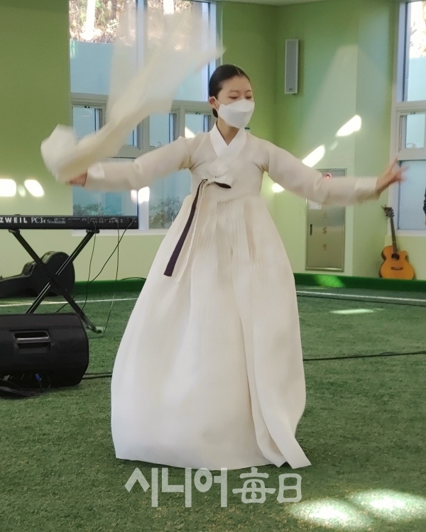무용수의 화려한 춤사위.   박영희 기자