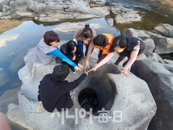 장군목유원지 하천의 돌개구멍 중 가장 큰 요강바위. 이승호 기자