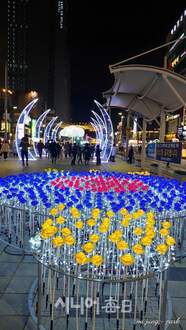 해운대 빛축제 거리에 불빛장미가 화려하다. 박미정 기자