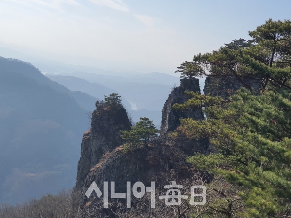 청량산 정상 등산로에서는 문명산, 일월산, 만리산과 낙동강이 보인다. 이승호 기자